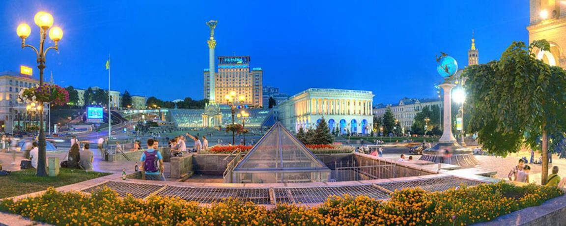 Independence Square - Khreschatyk. View On Independence Sq. Fountains Κίεβο Εξωτερικό φωτογραφία