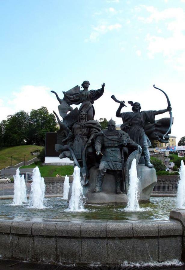 Independence Square - Khreschatyk. View On Independence Sq. Fountains Κίεβο Εξωτερικό φωτογραφία