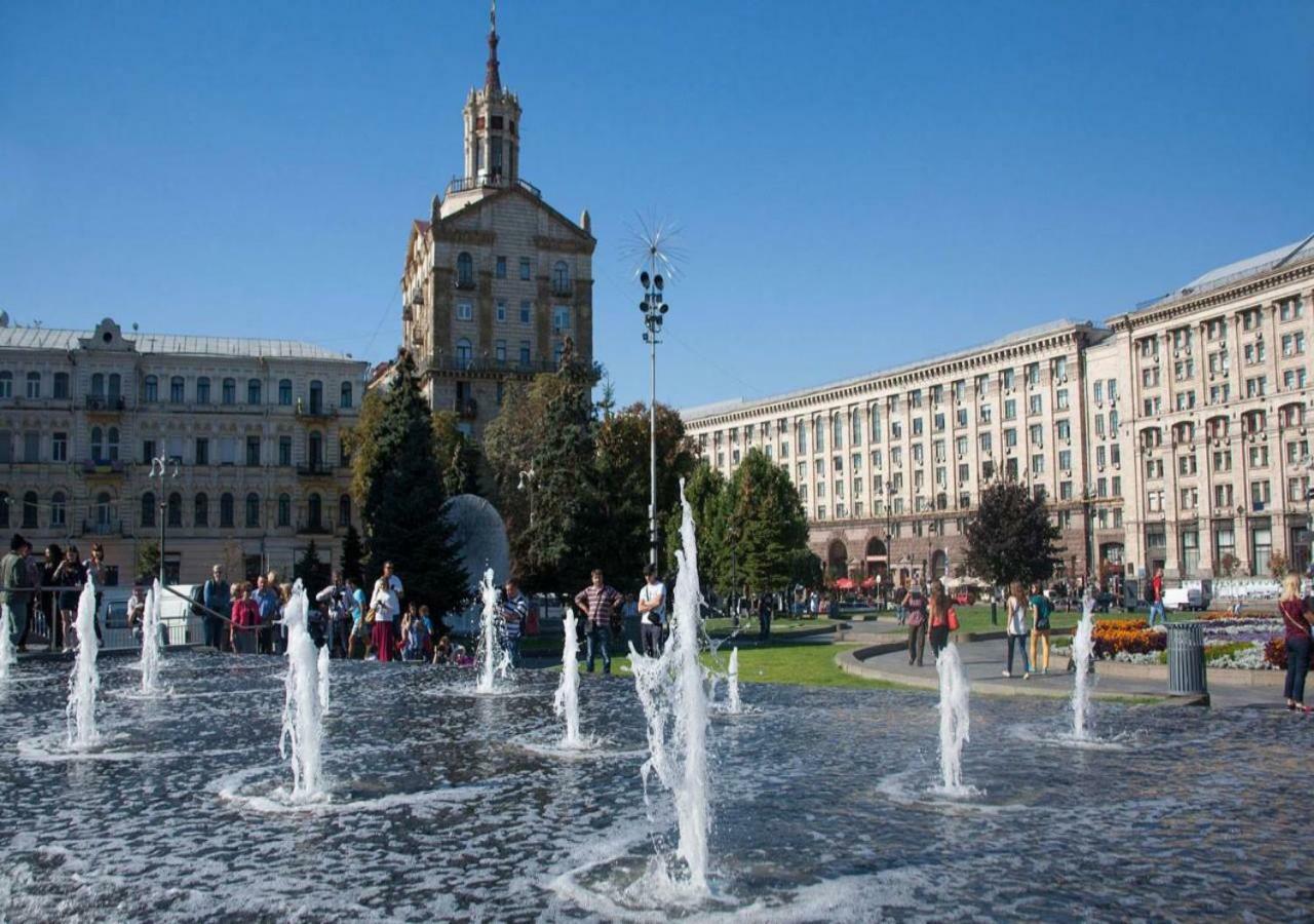 Independence Square - Khreschatyk. View On Independence Sq. Fountains Κίεβο Εξωτερικό φωτογραφία